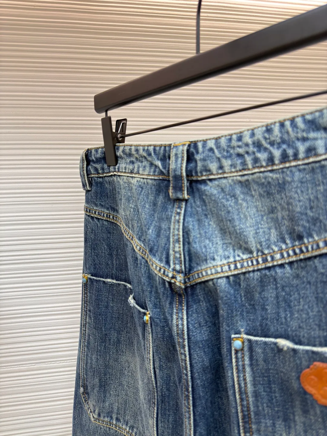 LOUIS VUITTON turquoise frayed work jeans ●Authentic product: Purchased and developed by 15699 ●Item number: 1680527-B35 ●Material: denim fabric ●Technology: frayed production ●Version: Loose fit ●Weight: about 985 grams ●Size: 30-32-34-36 ●Description: Using 7*7 weave 12.5 ounce denim cotton. The weight of the fabric after washing is approximately 420 grams. Wash the garments in batches of 20 pieces to make the color of the garments more even. The garment is frayed and the yeast wash adds to the feel. The access control buttons are made of turquoise material and are made from original molds. Each button features a laser engraved logo. The back leather label uses first-layer cowhide to embosse the icon, and the access zipper uses electroplated distressed I-heads. Made from Japanese washed denim, these jeans feature eye-catching topstitching in a chic wide-leg workwear style, LV logo embroidery on the back pocket, and the brand's exquisite craftsmanship on the ticket pocket and turquoise buttons at the waist. The overall wiring is straight and delicate, the fabric is comfortable and soft, and the color is consistent without color difference. It can be matched with the same style to create a fashionable look and control various occasions. Customized accessories, complete with three standards, same style for men and women!